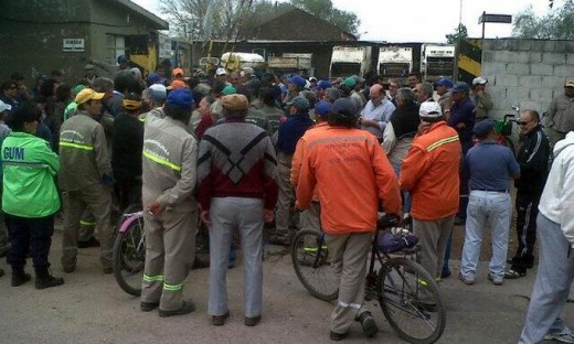 Reunidos en asamblea en el obrador, los empleados municipales analizaron dos propuestas elevadas por las autoridades municipales.