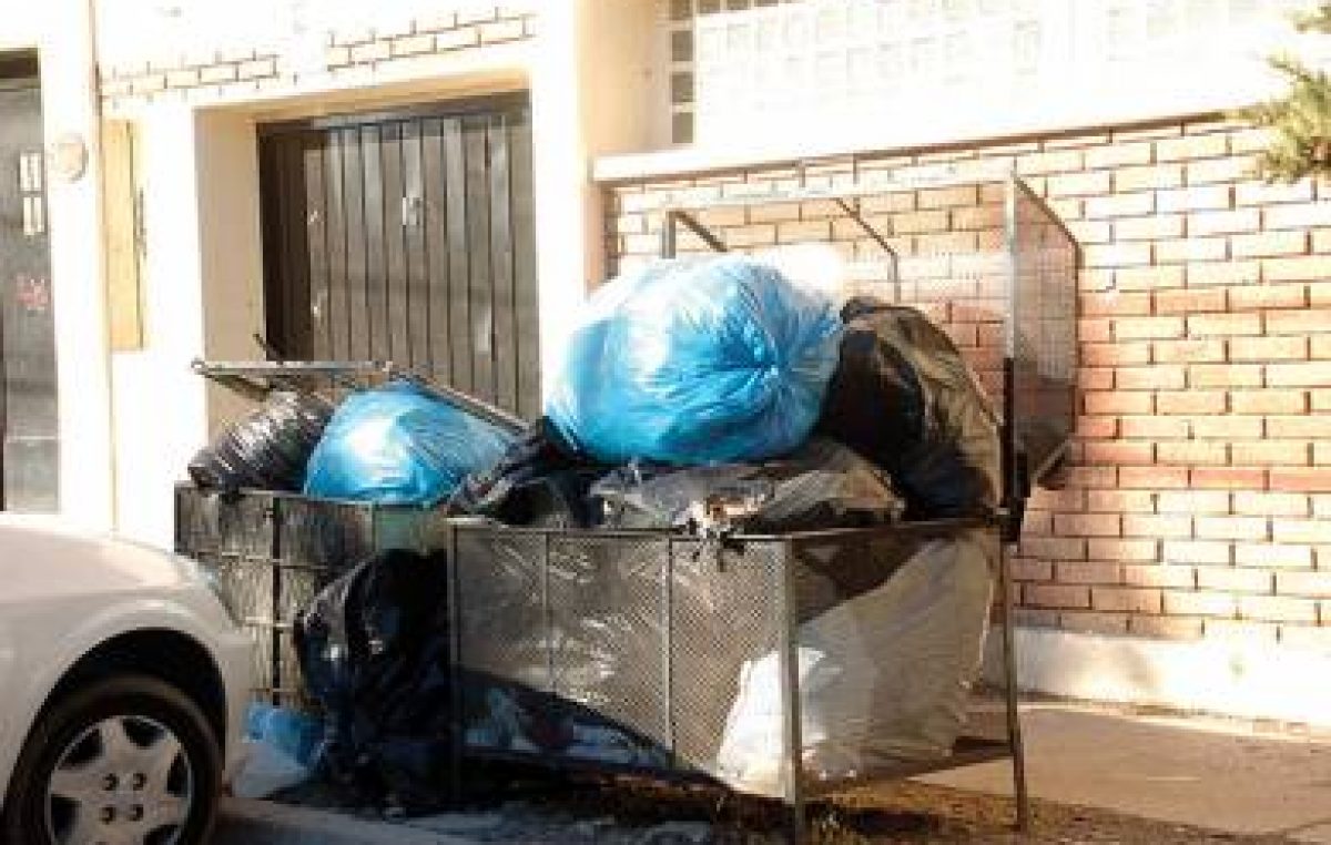 Mientras los municipales de Caleta Olivia esperan resoluciones, la basura comienza a acumularse