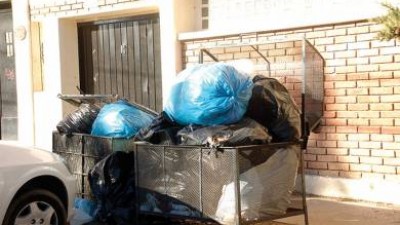 Mientras los municipales de Caleta Olivia esperan resoluciones, la basura comienza a acumularse