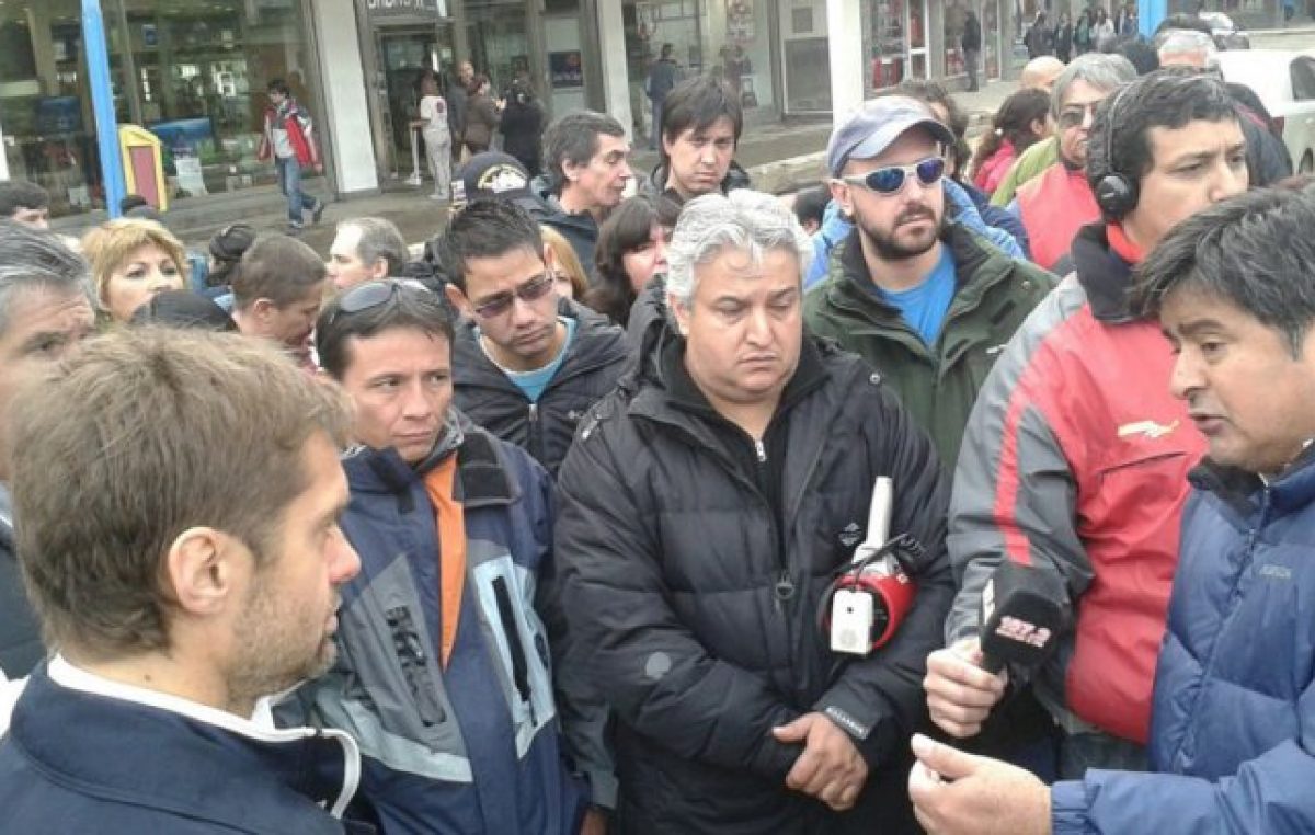 El Intendente de Ushuaia dialogó con miembros de ATE que manifestaban en Intendencia