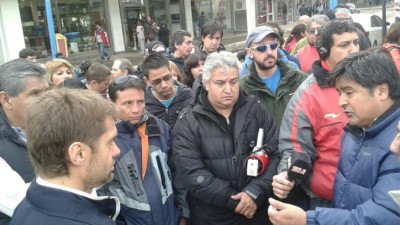 El Intendente de Ushuaia dialogó con miembros de ATE que manifestaban en Intendencia