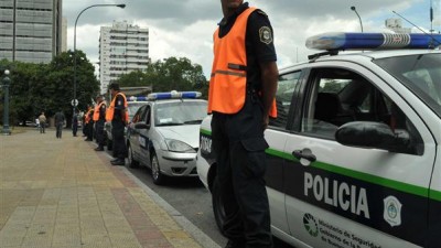 Policías locales estarían en la calle en agosto de 2015