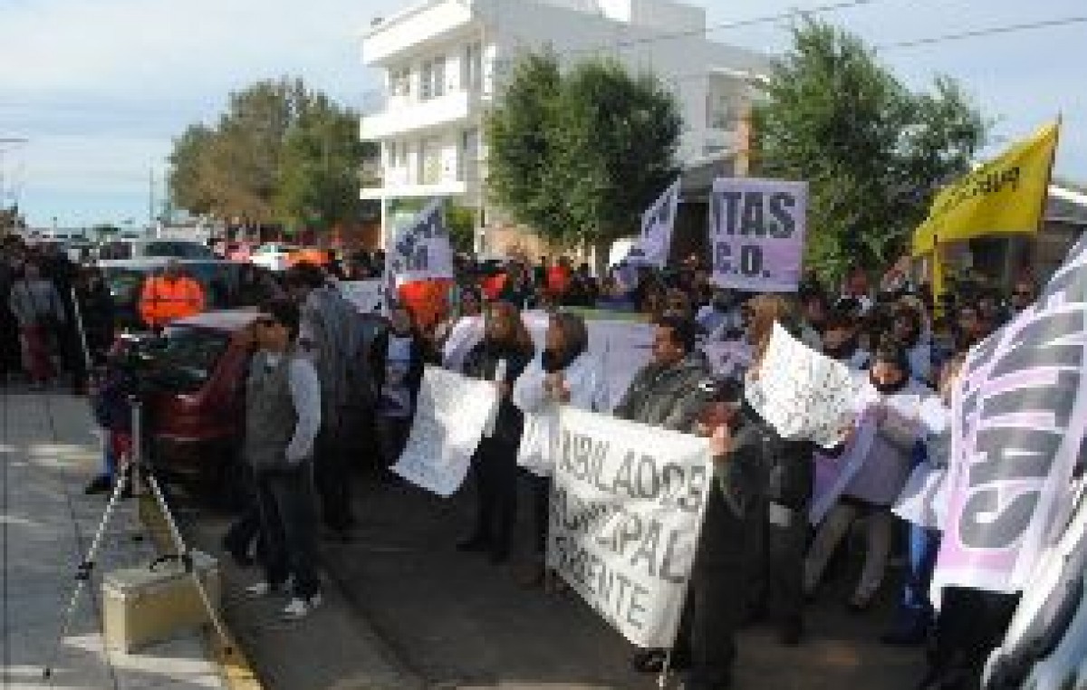 Caleta Olivia: Municipales marcharon y fueron recibidos por el Intendente