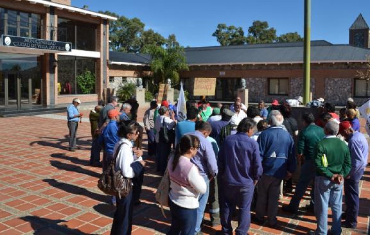 Tensión en Villa Dolores por reclamos de municipales