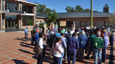 Tensión en Villa Dolores por reclamos de municipales