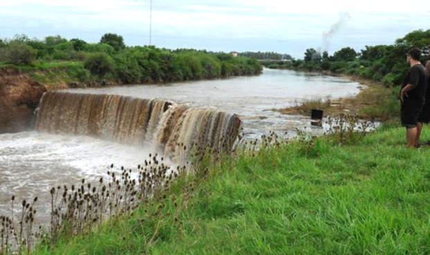 Cascada emblemática. El salto del arroyo Saladillo hoy luce descuidado. La idea es recuperar todo su entorno.