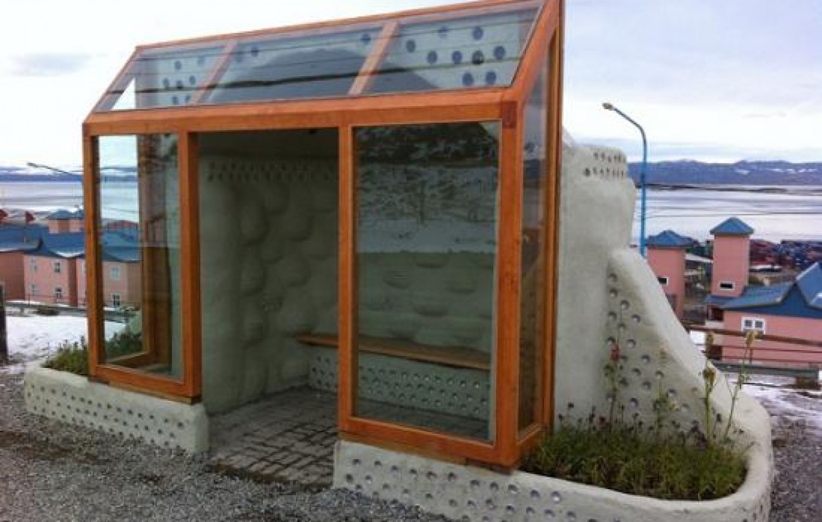 Ushuaia: Garita de colectivos se realizó reciclando botellas, latas y neumáticos