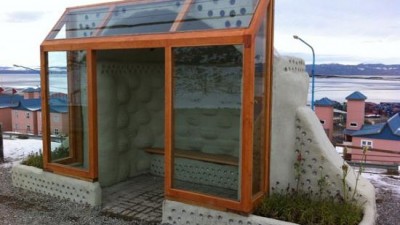 Ushuaia: Garita de colectivos se realizó reciclando botellas, latas y neumáticos