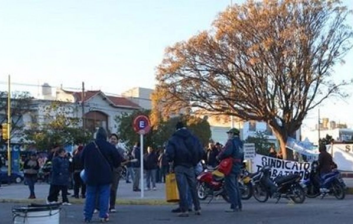 Se tensa el conflicto en el noveno día de paro de municipales en Rosales