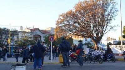 Se tensa el conflicto en el noveno día de paro de municipales en Rosales