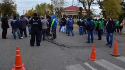 Caos de tránsito en Trelew por un corte