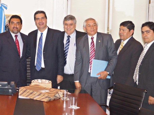 EN BUENOS AIRES/ JORGE CAPITANICH JUNTO A JEFES COMUNALES JUJEÑOS COMO VELÁZQUEZ,