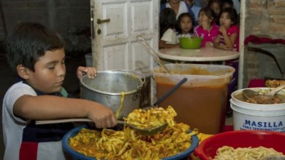 Axel, el niño que da de comer diariamente a 100 vecinos en Orán