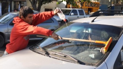 El Municipio de Santa Fe trabaja para reinsertar a 250 ex limpiavidrios