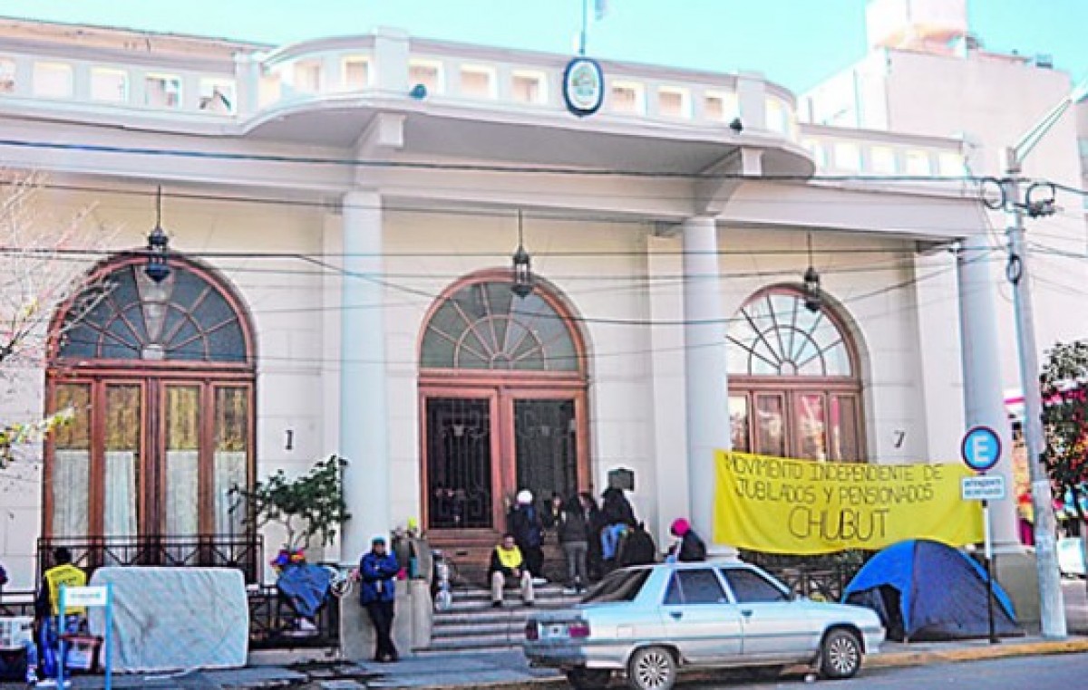 Sigue tomada por tercer día la Municipalidad de Trelew.