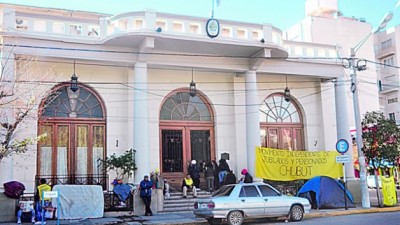 Sigue tomada por tercer día la Municipalidad de Trelew.