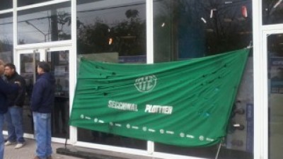 La Policía desalojó la oficina de Recaudaciones de Plottier