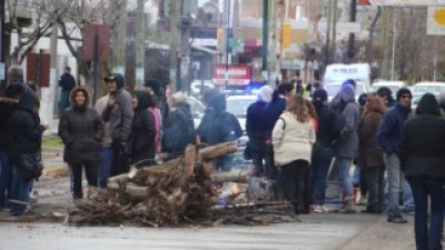 Tras el desalojo, sigue el paro y la tensión en Plottier