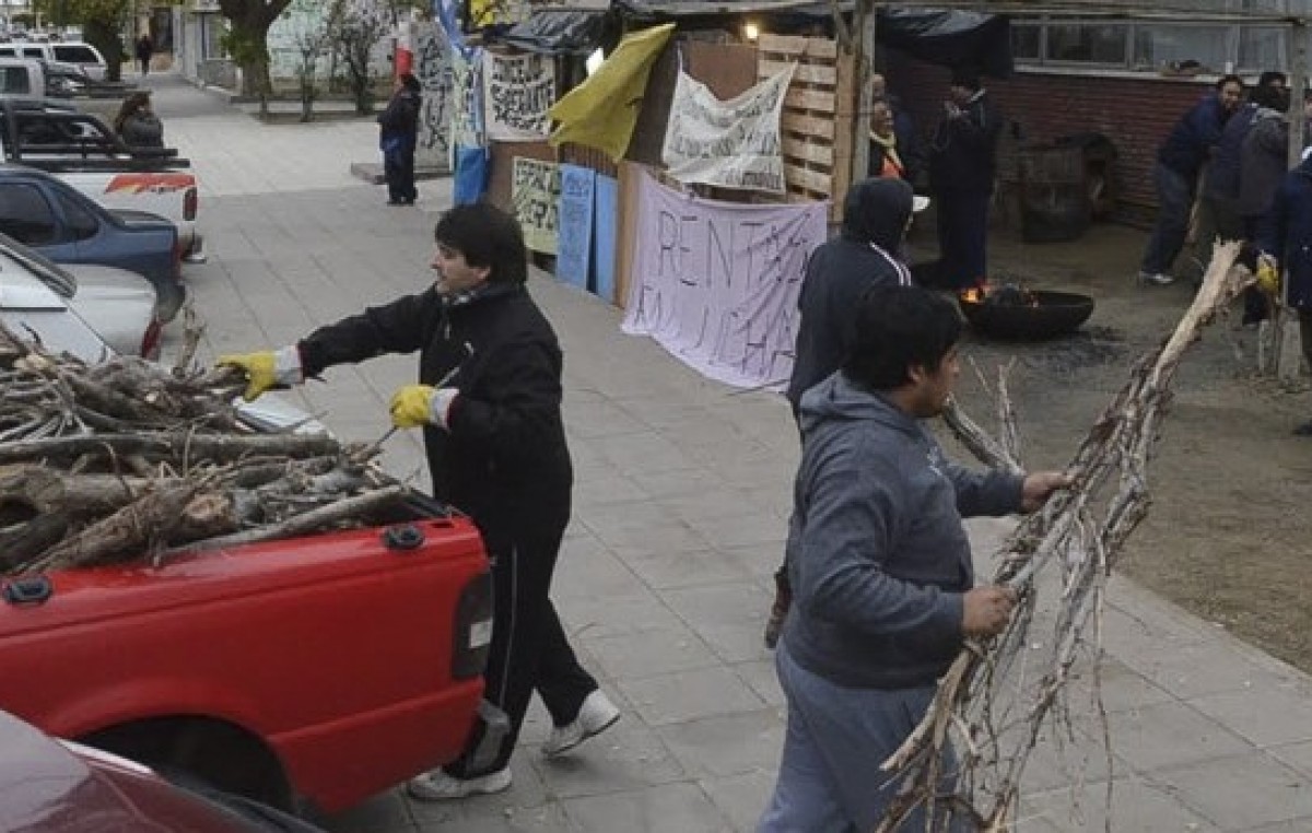 Arrojan más leña al conflicto de trabajadores municipales en Caleta Olivia