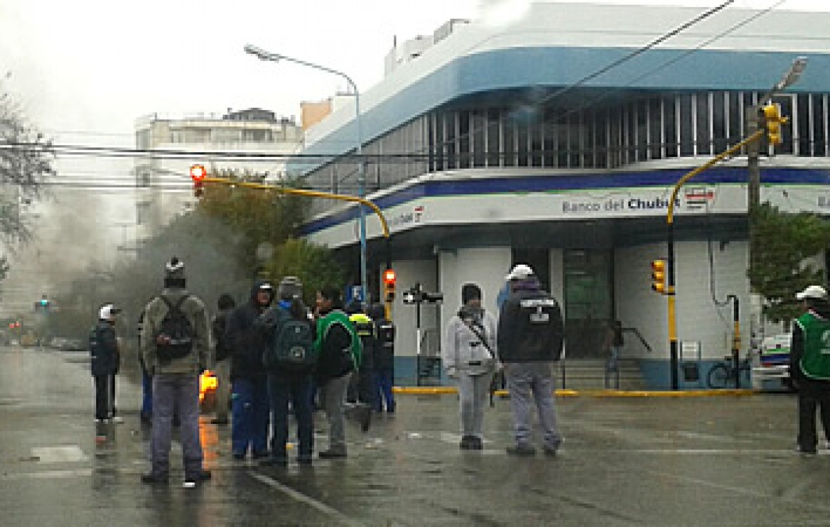 Empleados de barrido de Madryn cortaron calles pidiendo aumento y mejoras laborales