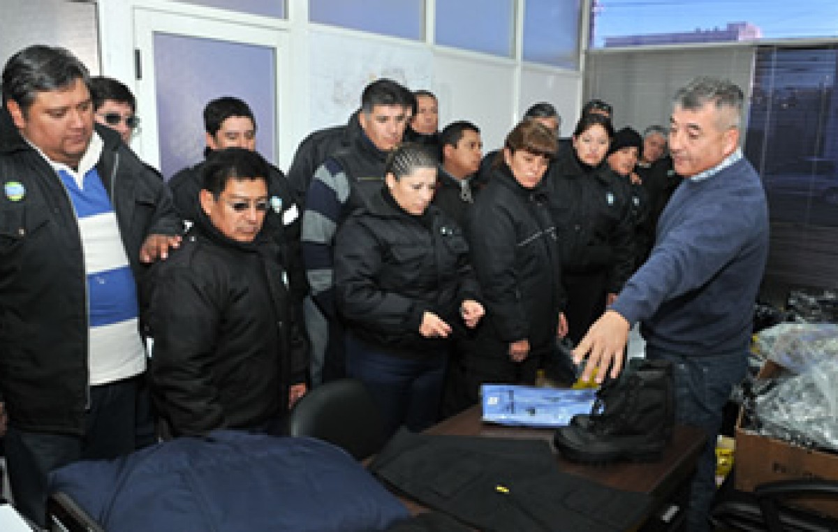 Inspectores de tránsito de Trelew recibieron indumentaria y levantaron el paro