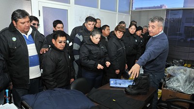 Inspectores de tránsito de Trelew recibieron indumentaria y levantaron el paro