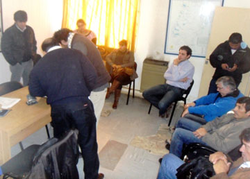 Ayer, los trabajadores acudieron a la audiencia convocada por Trabajo.