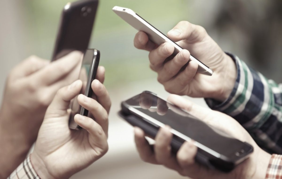 Proponen declarar servicio público a la telefonía móvil