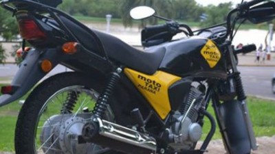 Aunque funcionan de manera informal, crece en Paraná la demanda de moto taxis