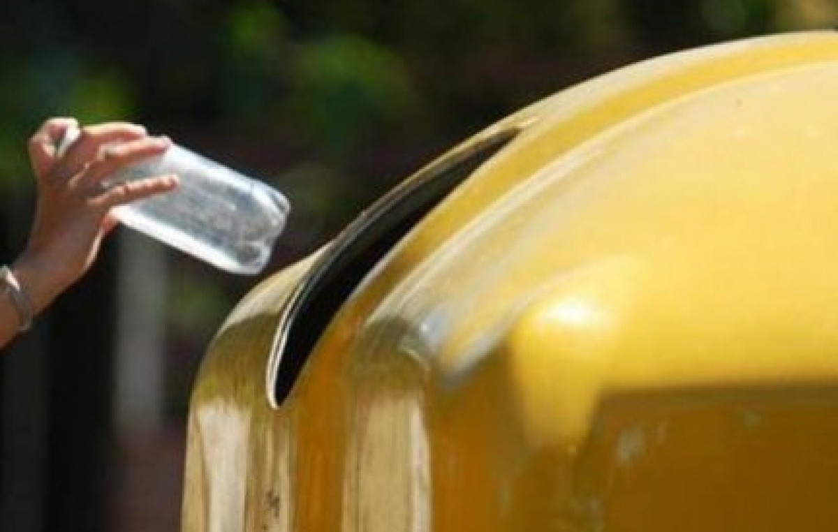 Juntarán tapitas y envases de plástico para construir la primera casa de botellas en Concordia