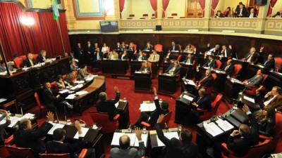 El FR presentó el proyecto para limitar reelecciones de Diputados y Senadores