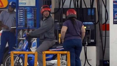 El «sin casco no hay nafta» no es aceptado por estaciones de servicio de Mendoza