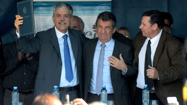De Vido y Urribarri rubricaron el acuerdo esta semana durante la inauguración del edificio escolar en El Pingo.