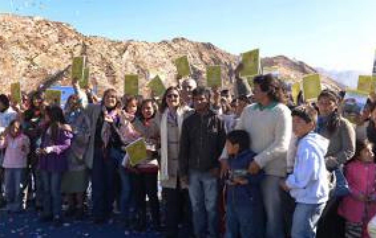 La Gobernadora de Catamarca inauguró línea de 33, anunció inversión de $ 18 millones en energía y entregó netbooks y 25 casas