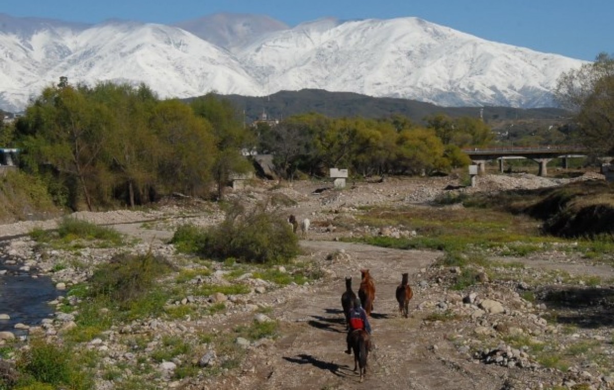 Jujuy: Impactante imagen de los cerros nevados entorno a la Capital