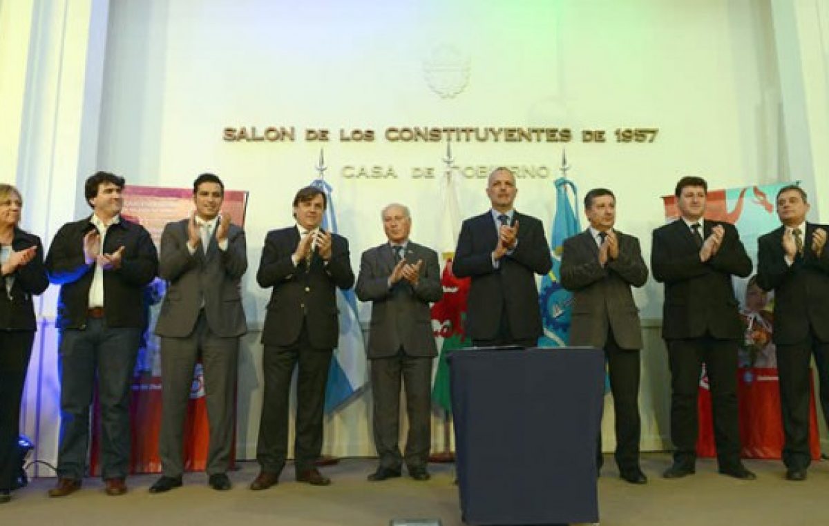 El Gobernador de Chubut firmó un acuerdo con 7 intendentes por los 150 años de la gesta galesa