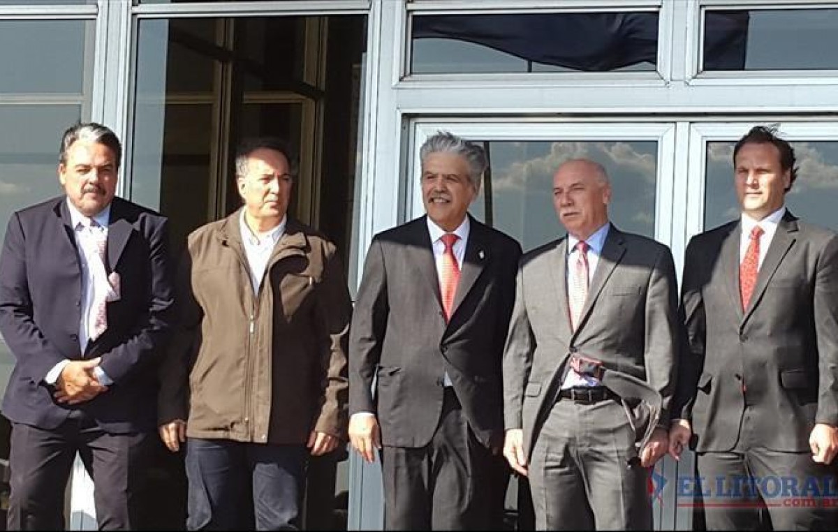 Mientras el Paraná avanza, acordaron la revisión del contrato de Yacyretá