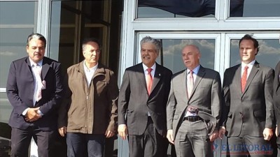 Mientras el Paraná avanza, acordaron la revisión del contrato de Yacyretá