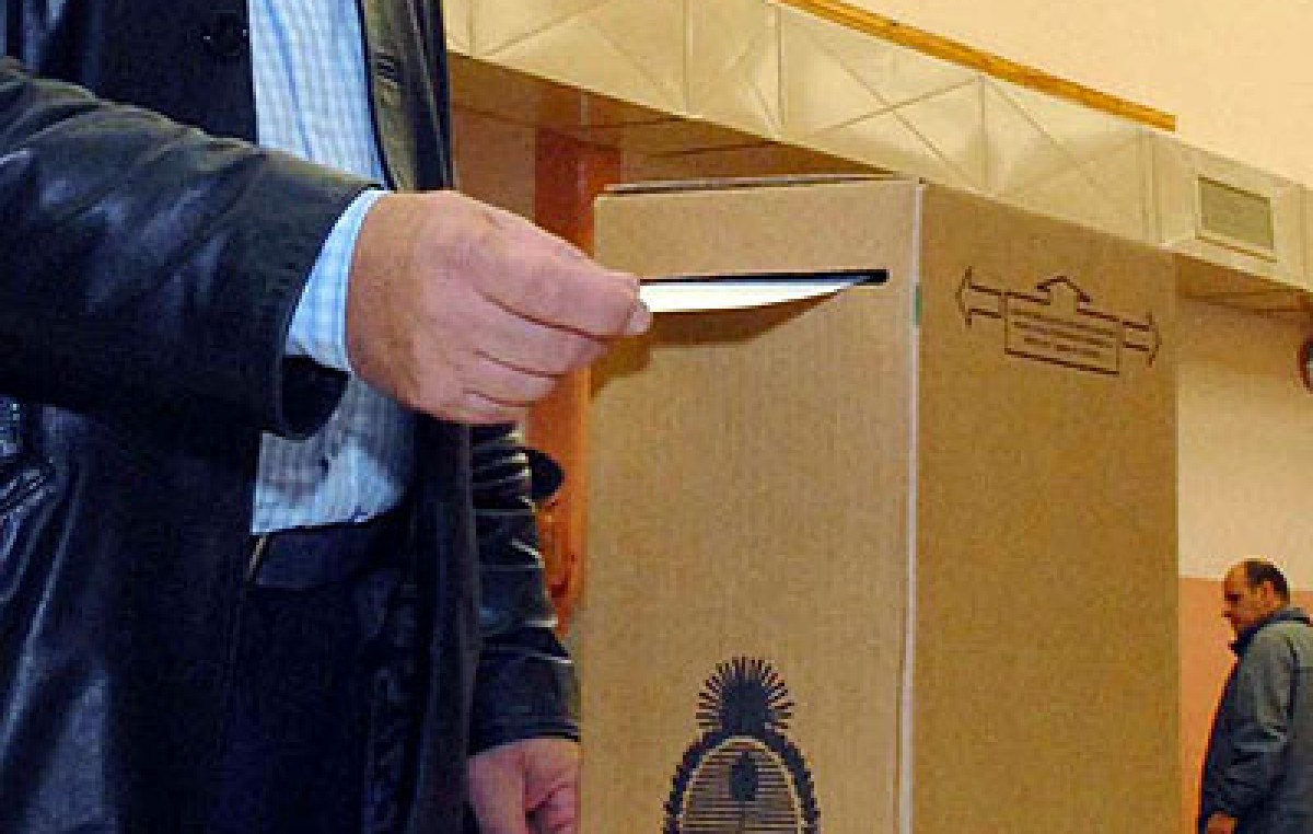 Los candidatos a intendentes y concejales ya están en campaña en Santiago
