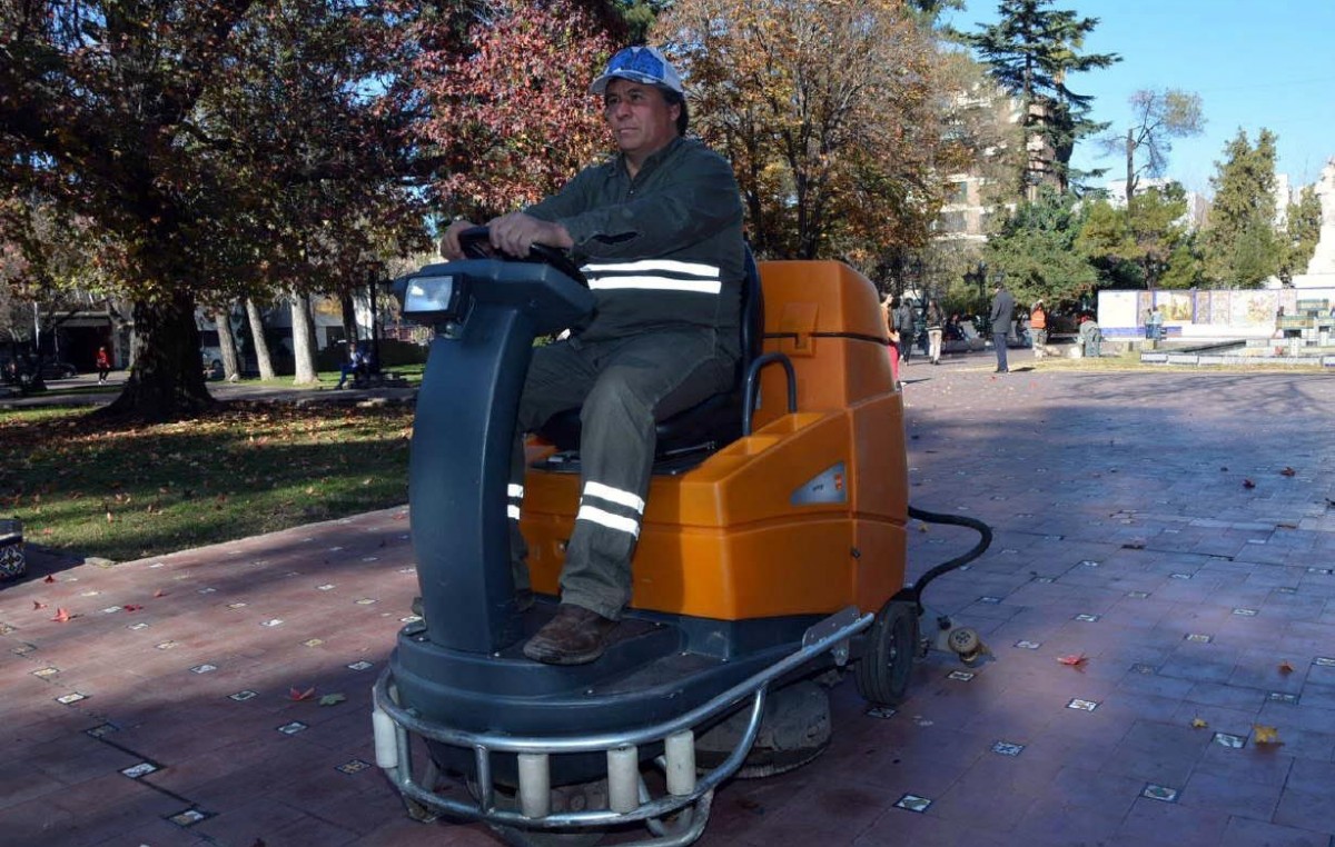 Mendoza: Capital deja de “baldear” las plazas y limpia con máquinas