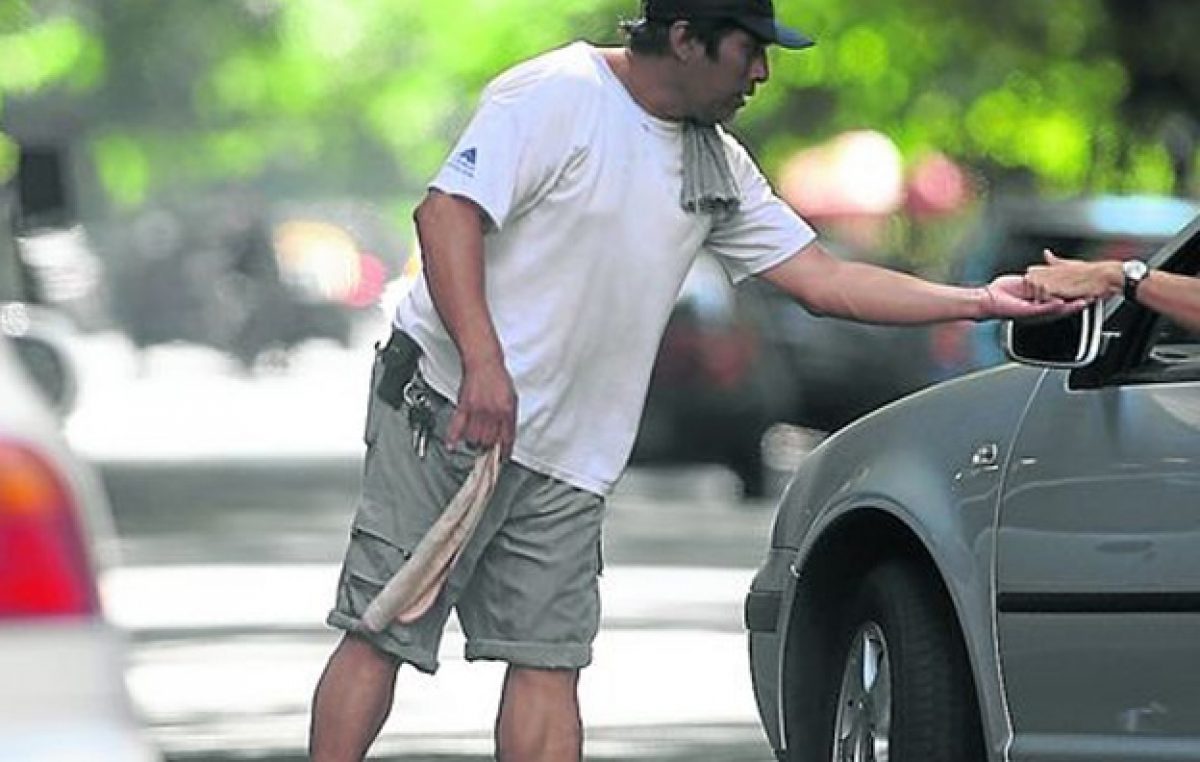 Otra vez arremetieron contra los limpiavidrios y cuidacoches en Mendoza