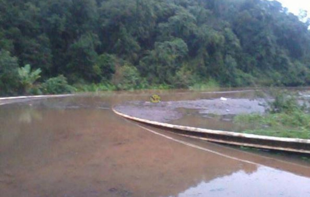 La crecida del Paraná dejó aislados a Montecarlo,Caraguatay y Piray
