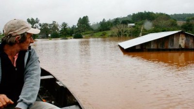 El Uruguay retrocede y deja 7.350 evacuados en Misiones