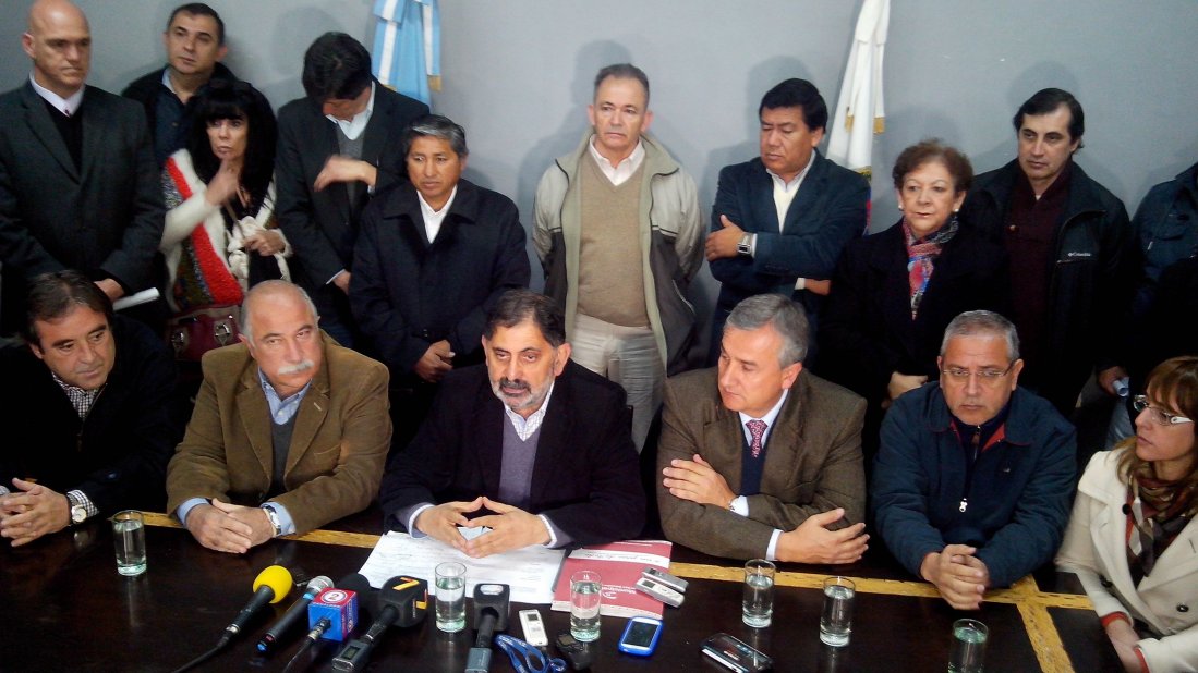 EL INTENDENTE CAPITALINO RAÚL JORGE ACOMPAÑADO POR FUNCIONARIOS MUNICIPALES, Y LEGISLADORES RADICALES