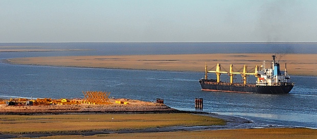El puerto local se verá beneficiado por la construcción del canal Magdalena en el Río de la Plata, ya que se reducirá en casi un día el tiempo de los viajes al Paraná.