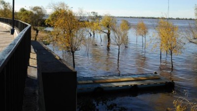 El Paraná crece en Rosario pero desde el municipio consideran que la situación es «controlable»