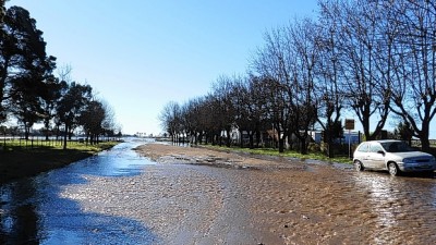 Siguen inundados campos y localidades de Coronel Suárez