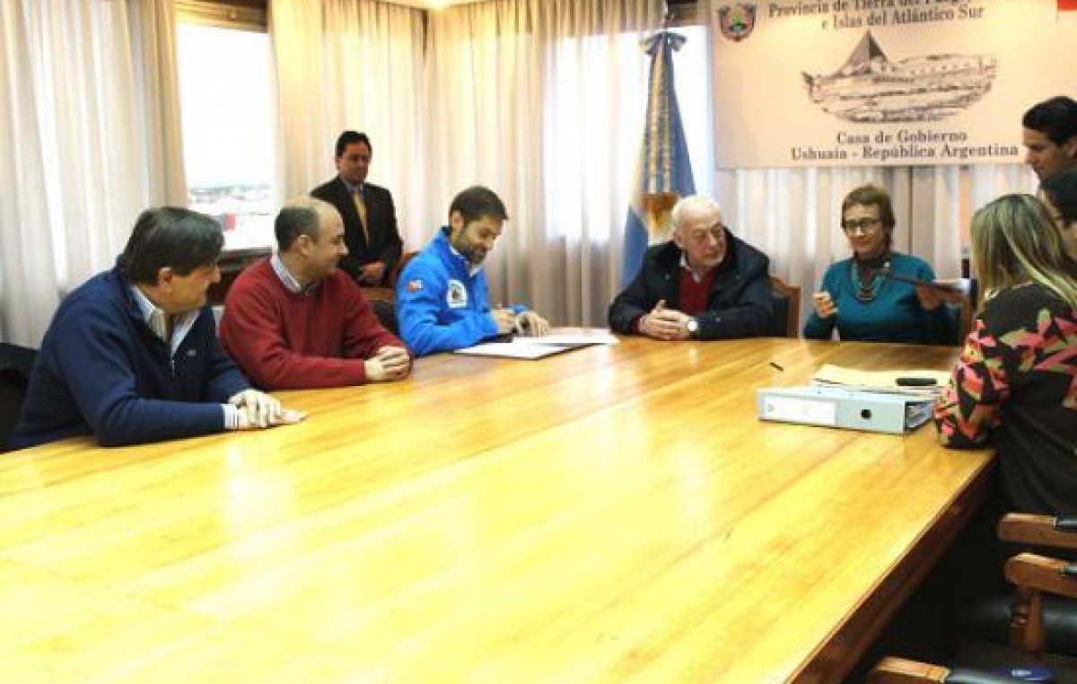Ushuaia: firman convenio con Provincia para cancelar deudas con obras