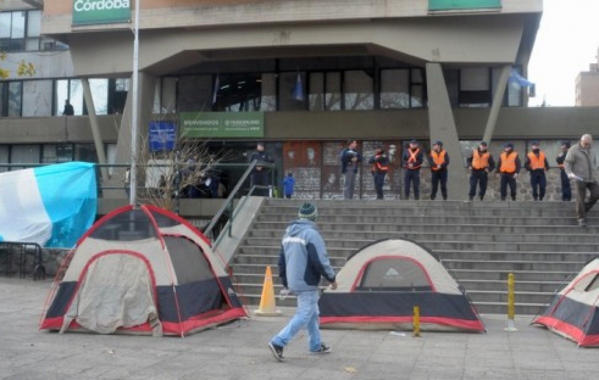 Córdoba: Protesta y acampe frente al Palacio 6 de Julio