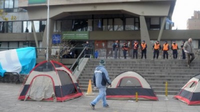 Córdoba: Protesta y acampe frente al Palacio 6 de Julio